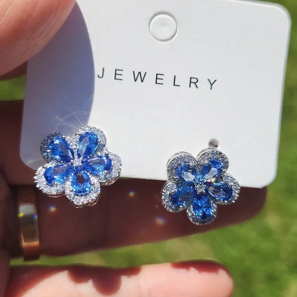 Blue Zircon Flower Stud Earrings 🌸 Sparkly Elegant Jewelry - Picture 7 of 7